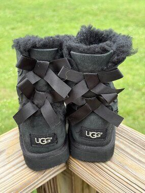 UGG Kids Gita Black Suede Satin Bow Genuine Shearling Pom Mini Boots 8T 3650